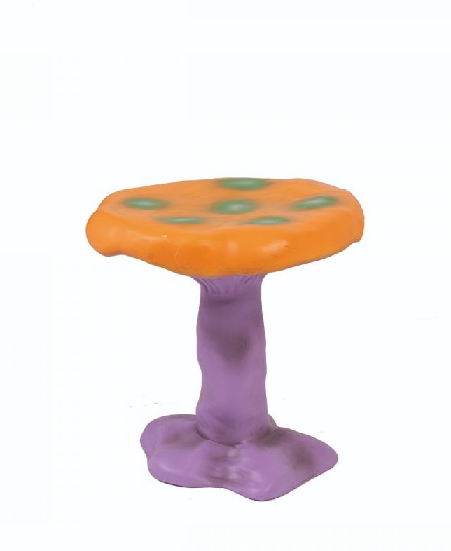 Amanita Hocker von Seletti, orangefarbener Pilzhocker mit lila Stiel und grünen Punkten.