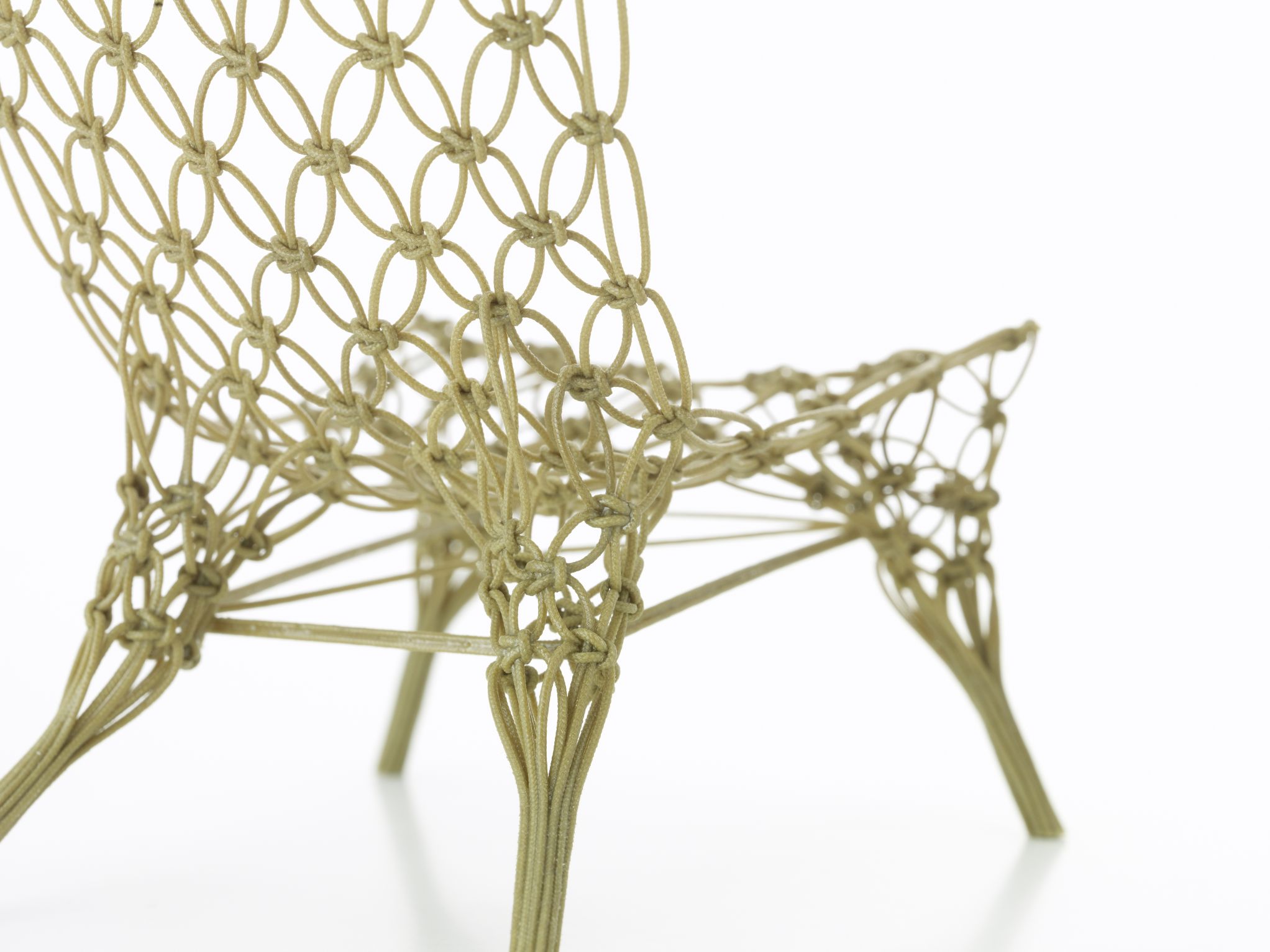 Detailaufnahme des Knotted Chair Miniatur Stuhls von Vitra, gefertigt aus geknotetem Seil.