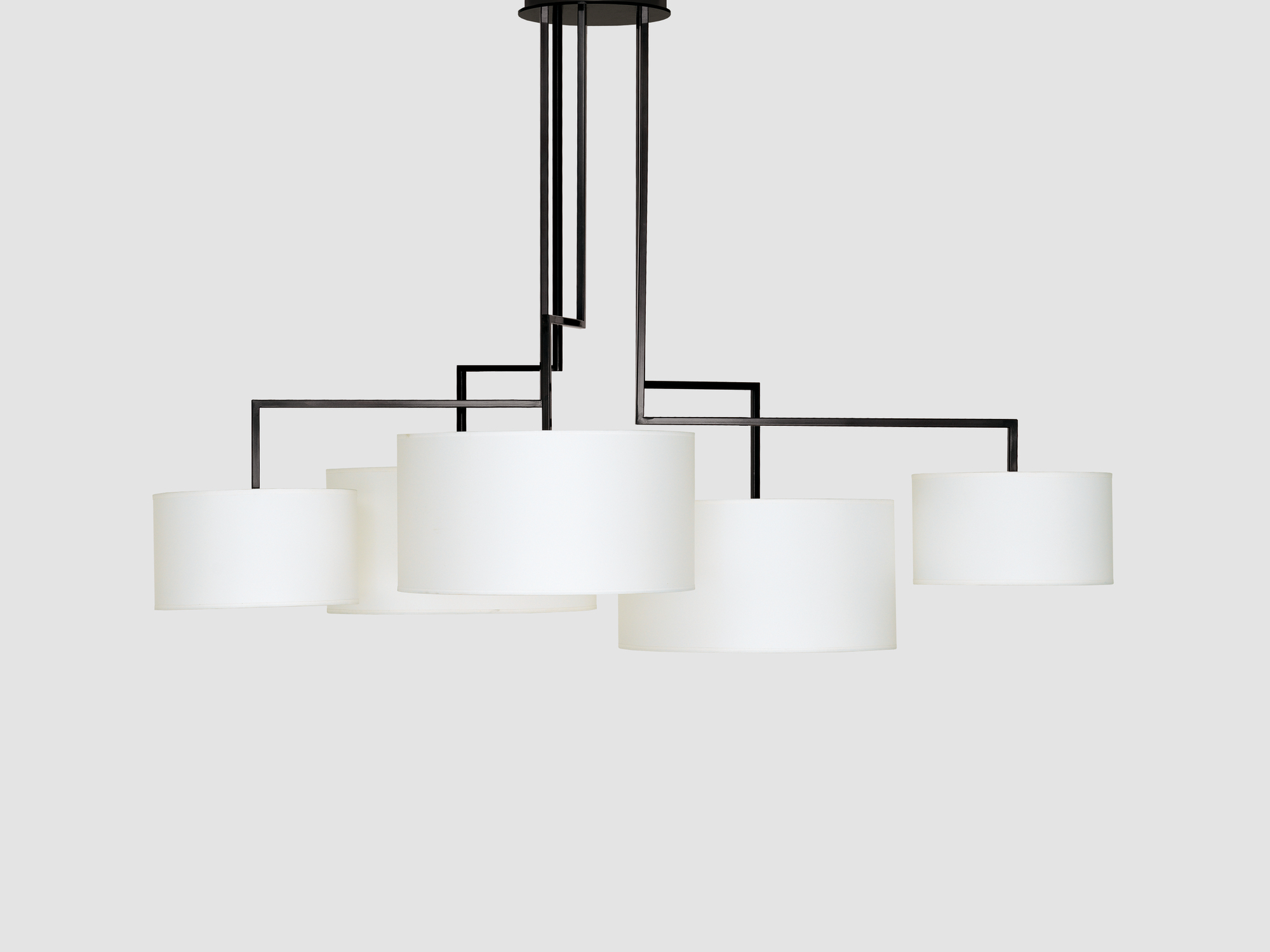 Noon 5 LED Leuchte Weiß: Moderne Hängeleuchte mit fünf weißen Lampenschirmen und schwarzem Gestell.