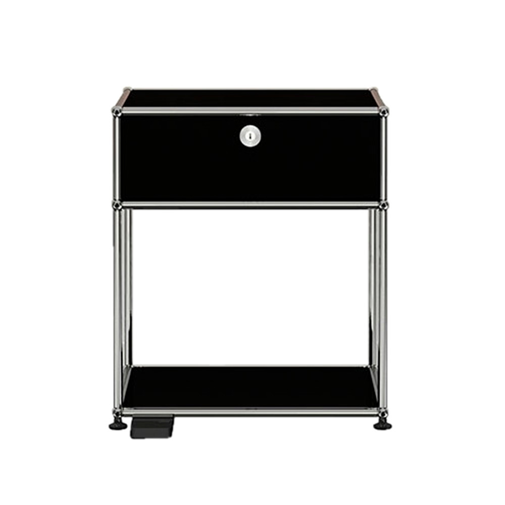 Schwarzer USM Haller Nachttisch mit Schublade, Chromgestell und dimmbarer Lampe für das Schlafzimmer.
