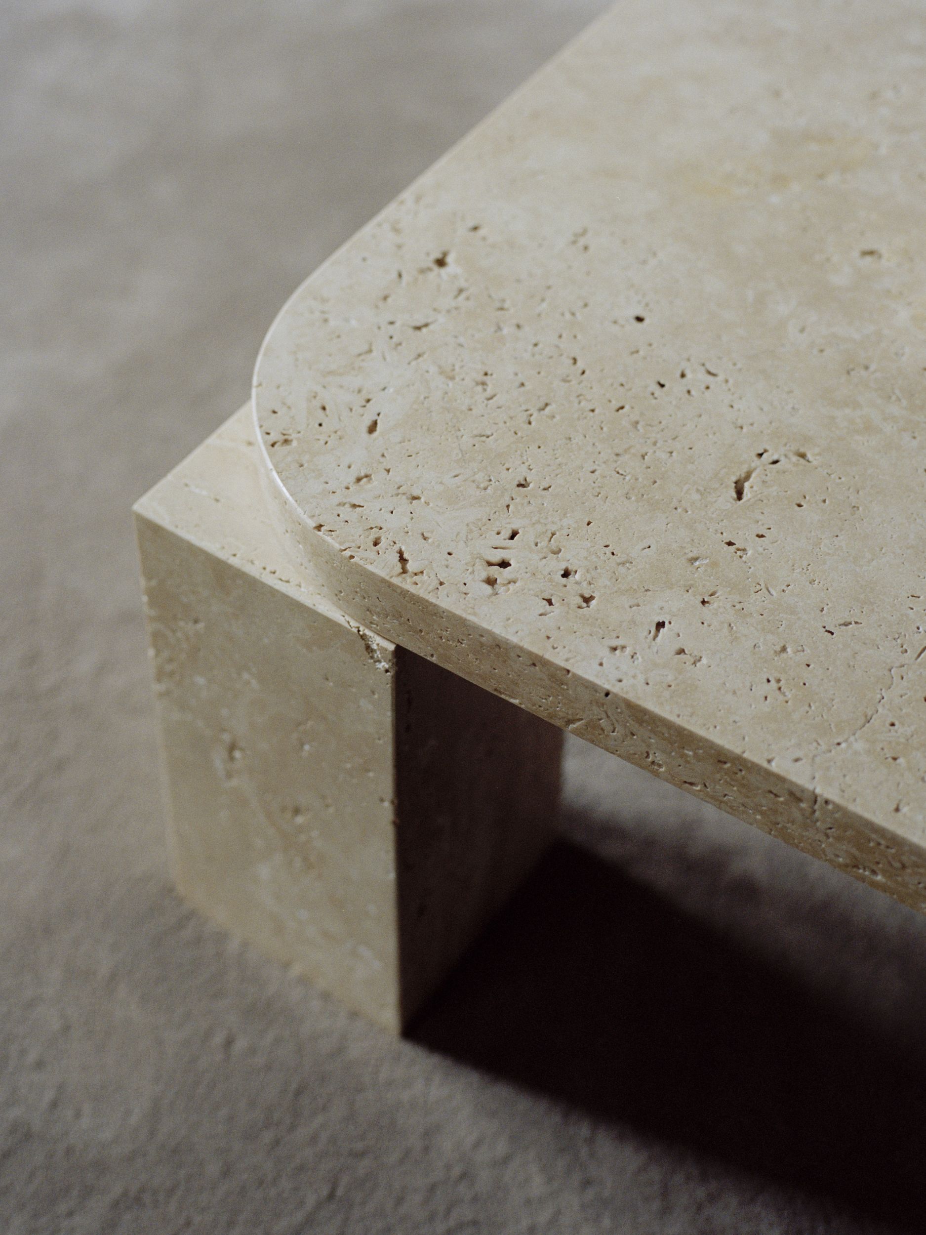 Detailaufnahme des Atlas Coffee Table von New Works aus Travertin.