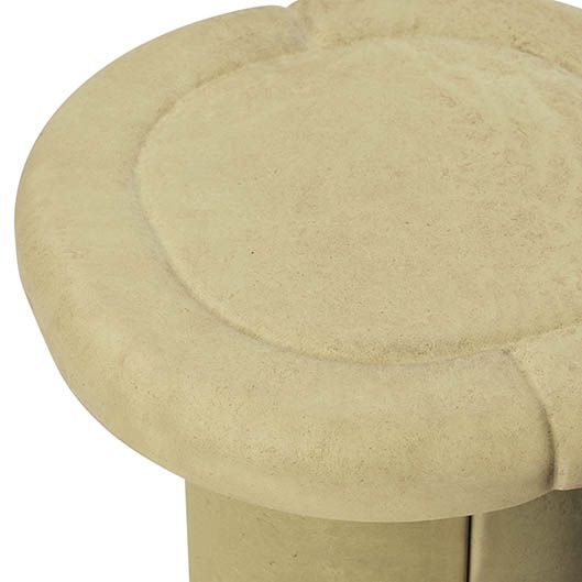 Nahaufnahme des Alder Beistelltisches von Mater, geeignet für drinnen und draußen. Runder Tisch in Beige.