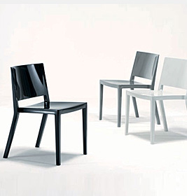 Zwei moderne Stühle, Lizz Stuhlset von Kartell, in Schwarz, Grau und Weiß. Designermöbel für Esszimmer.