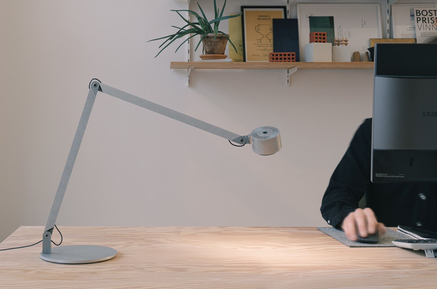 w227 Winkel alu Base Tischleuchte wästberg