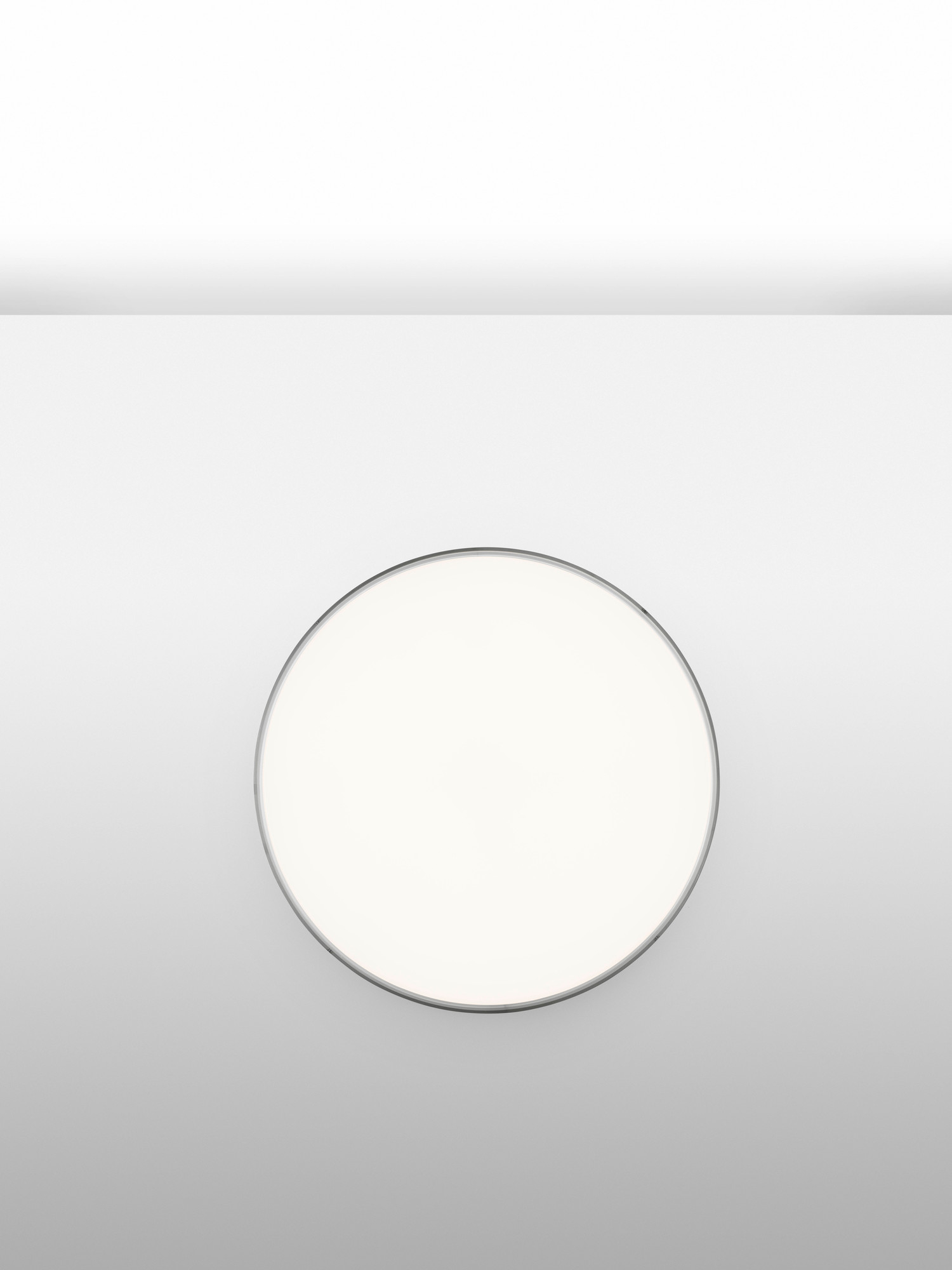 Nahaufnahme der runden Flos Clara Deckenleuchte mit silberfarbenem Ring. Wandleuchte für Innenräume.