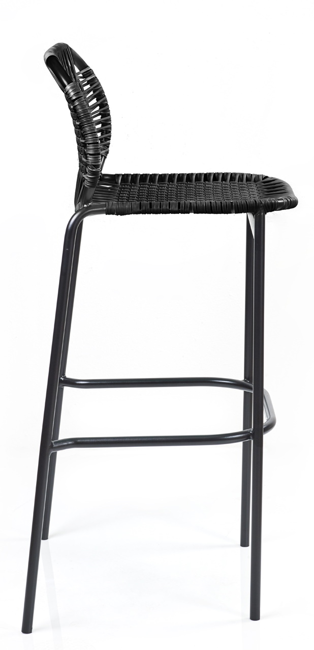 Schwarzer Cielo Barstool von ames für den Außenbereich, geflochtene Sitzfläche und Rückenlehne, Seitenansicht.