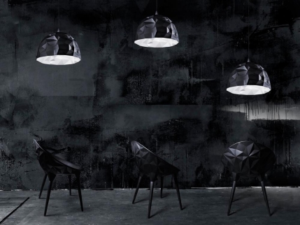 Schwarze Design Stühle "Rock" von Moroso Diesel mit geometrischem Muster und passenden Lampen.