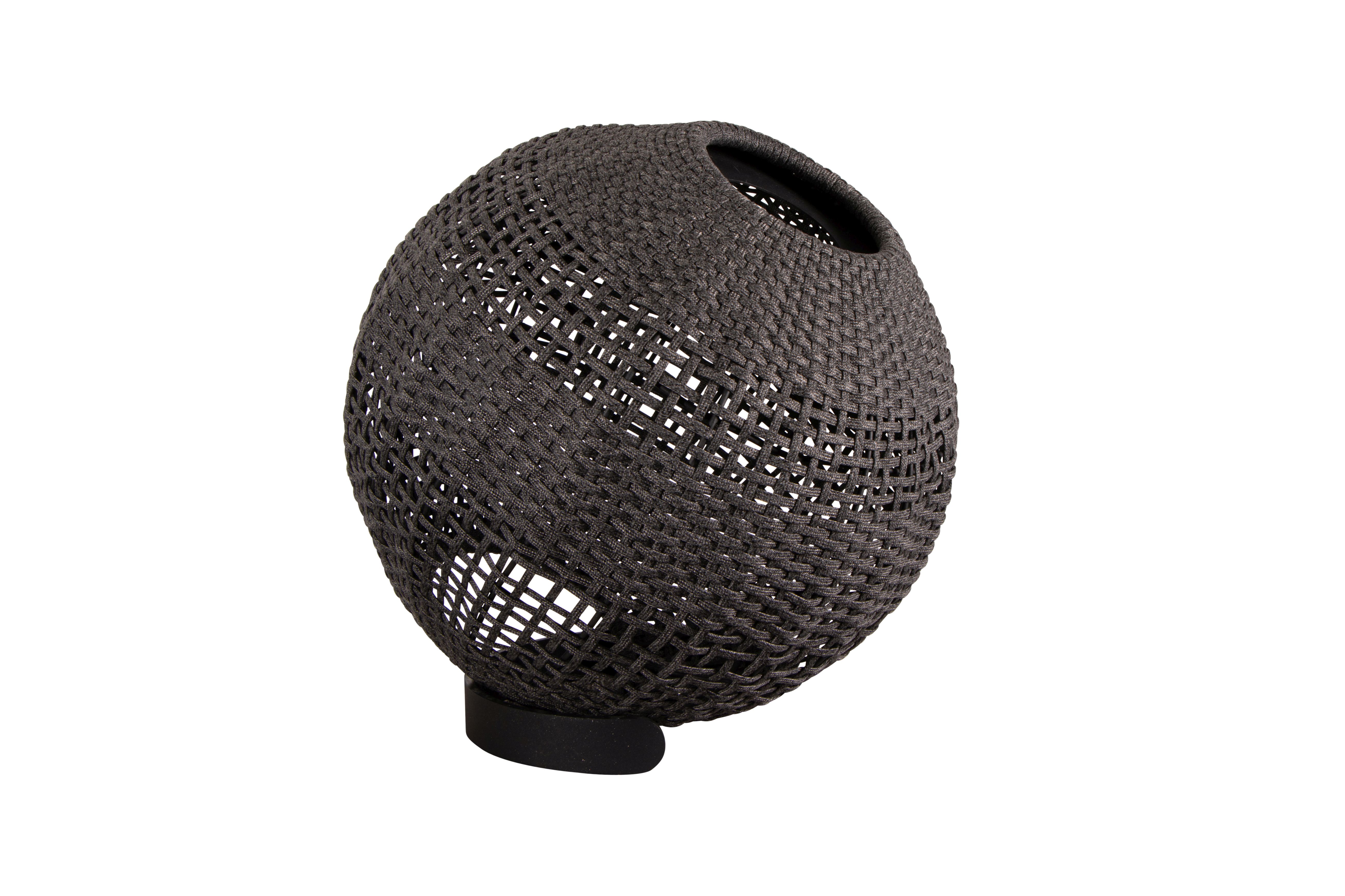 Runde, dunkelgraue Cane-Line Illusion Outdoor Lampe aus geflochtenem Material für Garten und Terrasse.