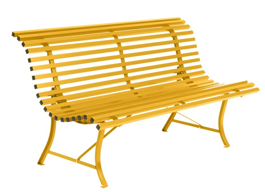 Gelbe Fermob Louisiane Gartenbank aus Metall mit Lattenrost und geschwungenen Beinen.