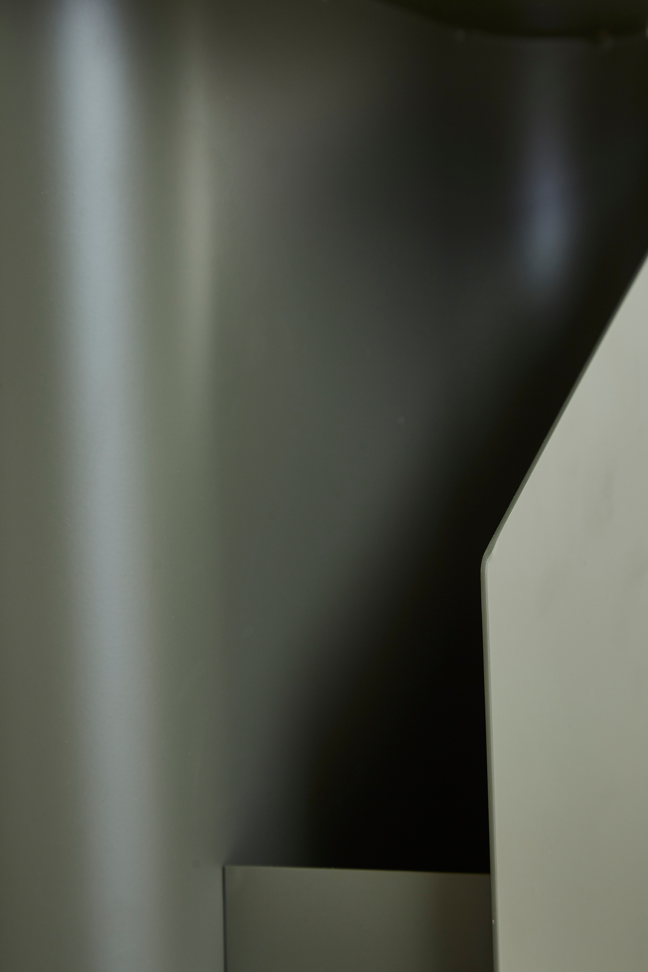 Detailaufnahme des Sentrum Beistelltisches in staubigem Grün von Woud, modernes Designmöbel für Wohnzimmer.