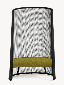 Schwarzer Design Sessel mit hoher Rückenlehne und grünem Sitzkissen. Husk Sessel von Moroso.