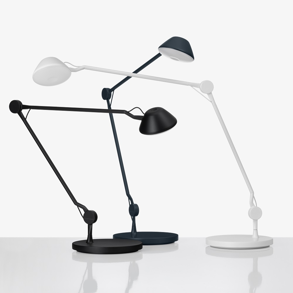 AQ01 Tischleuchte von Fritz Hansen in Schwarz, Weiß und Dunkelblau. Design Tischlampen.