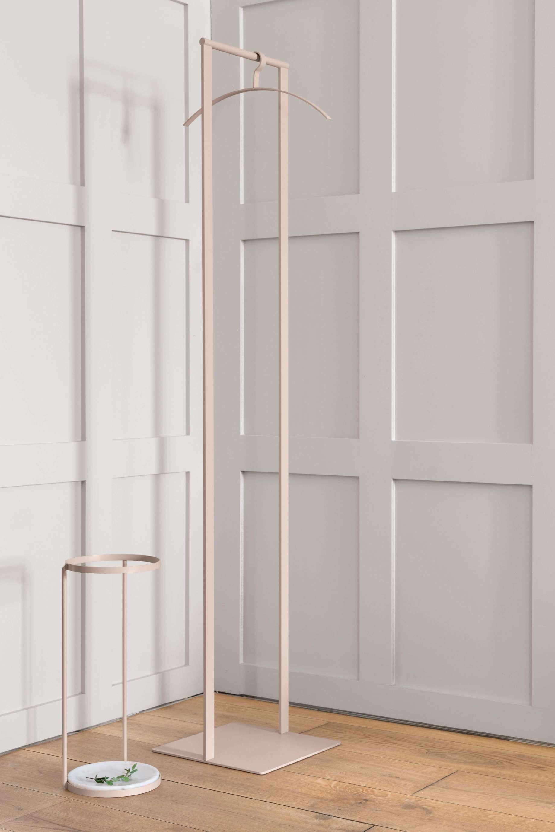 Schönbuch Slim Garderobenständer in Beige mit passendem Schirmständer und minimalistischem Design.