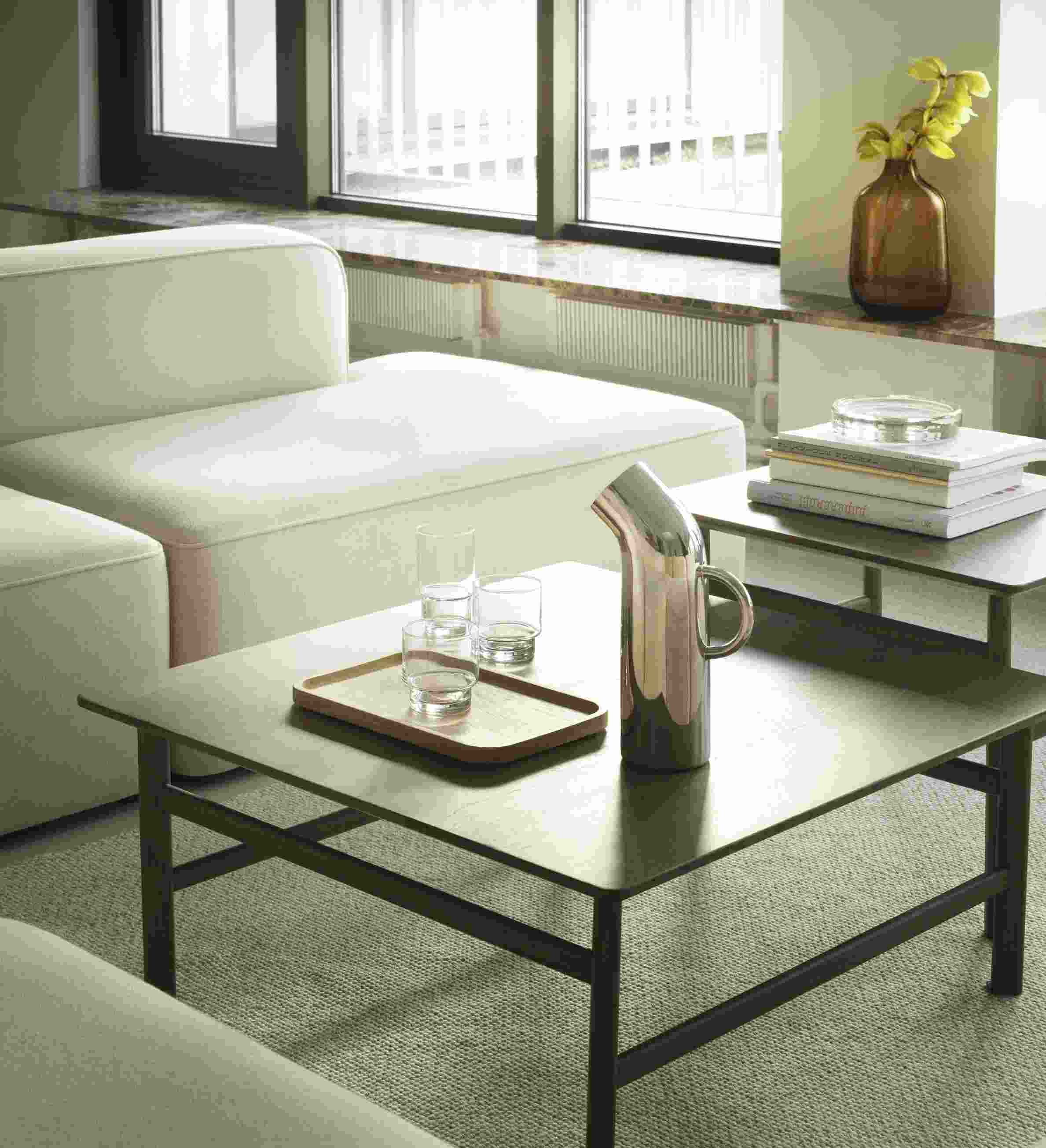 Moderner Grow Table Couchtisch von Normann Copenhagen in olivgrün mit Karaffe und Gläsern.