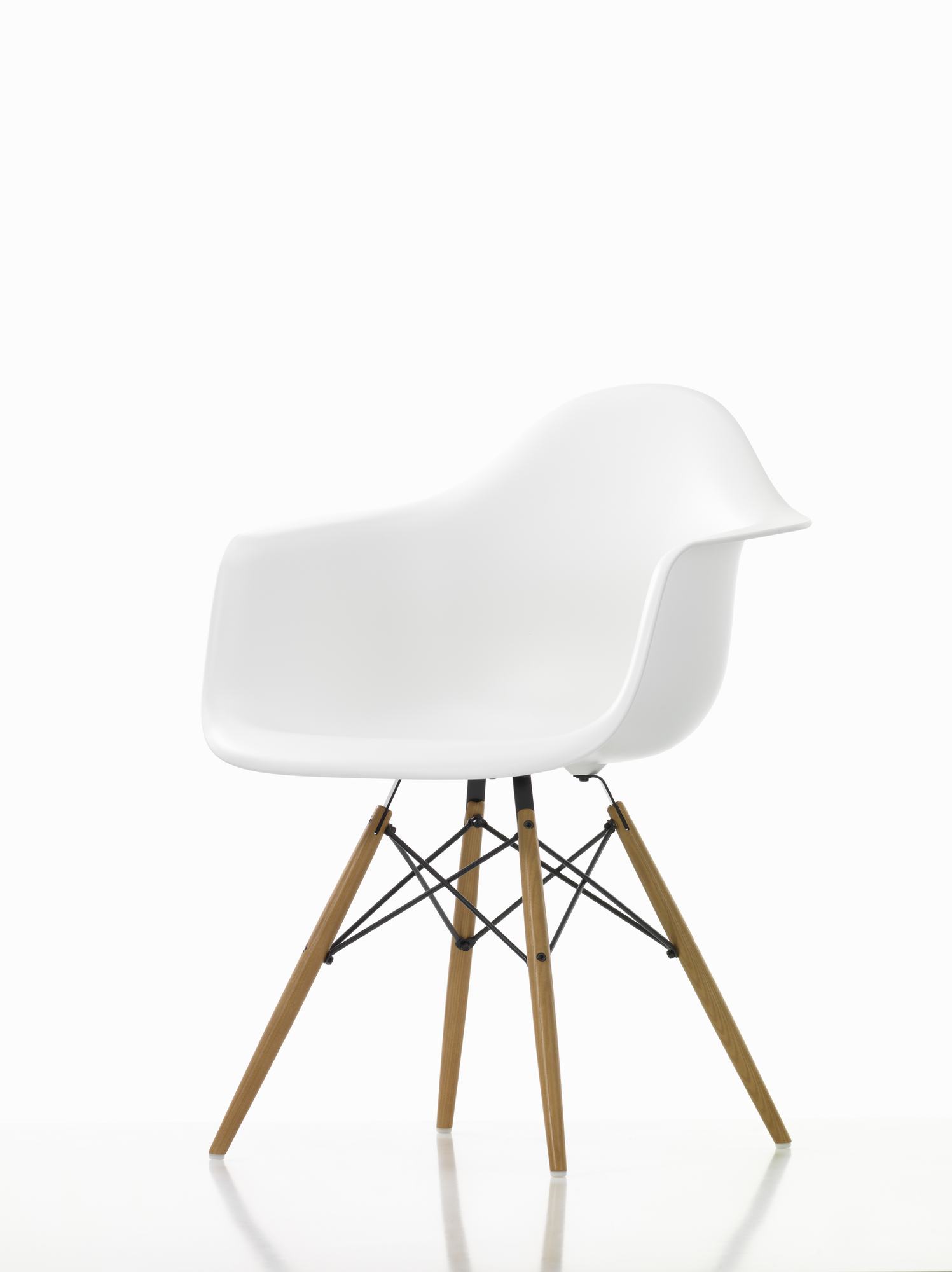 Eames Plastic Arm Chair DAW Stuhl weiß / Ahorn gelblich Vitra