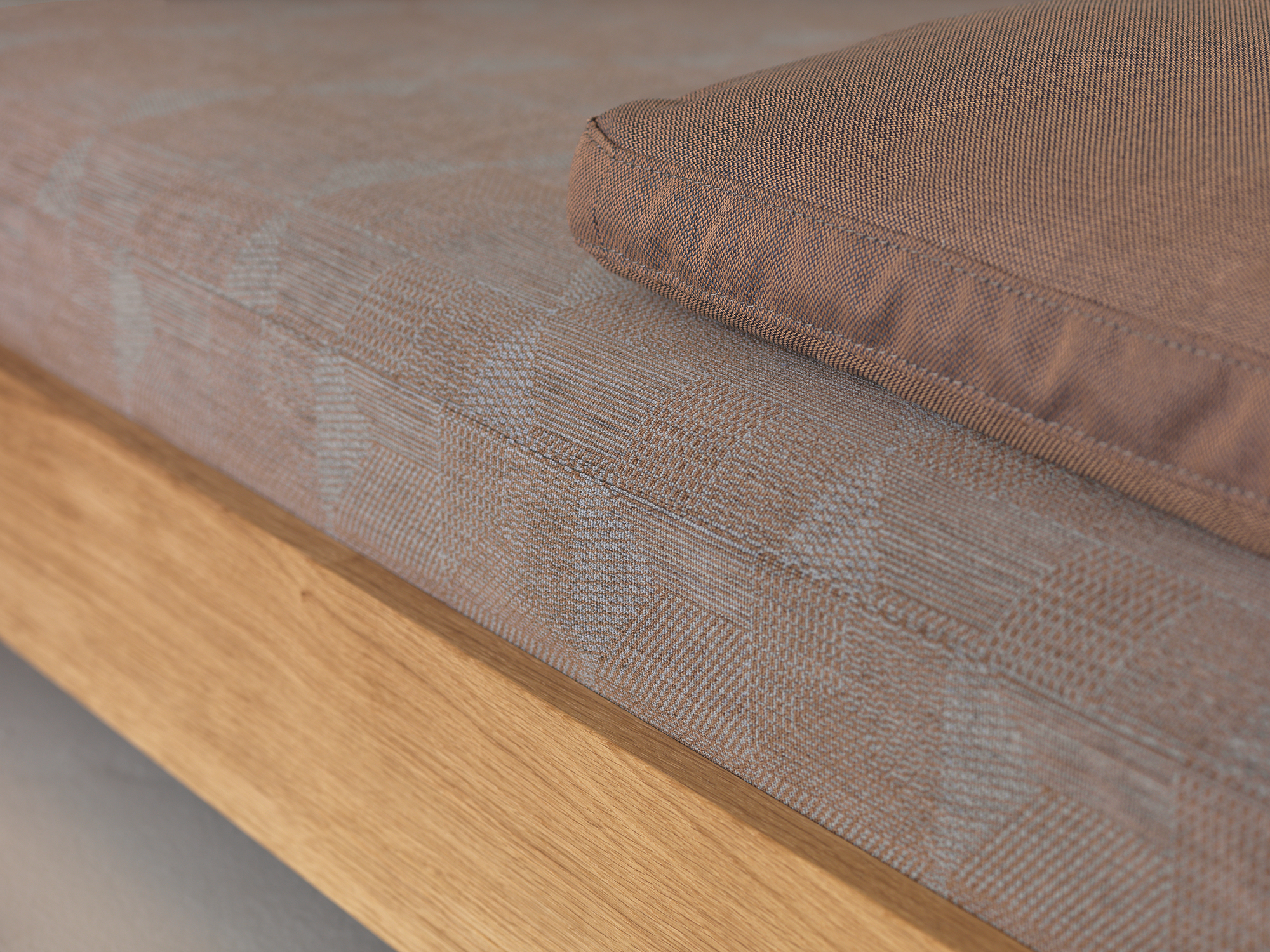 Detailaufnahme vom Guest Holzbett mit Eichenrahmen und braunem Kissen. Modernes Bett für Schlafzimmer.