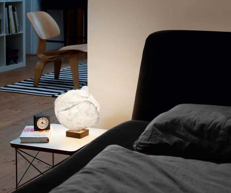 Babycloud Tischleuchte Belux auf Nachttisch neben Bett, sanftes Licht für Schlafzimmer.