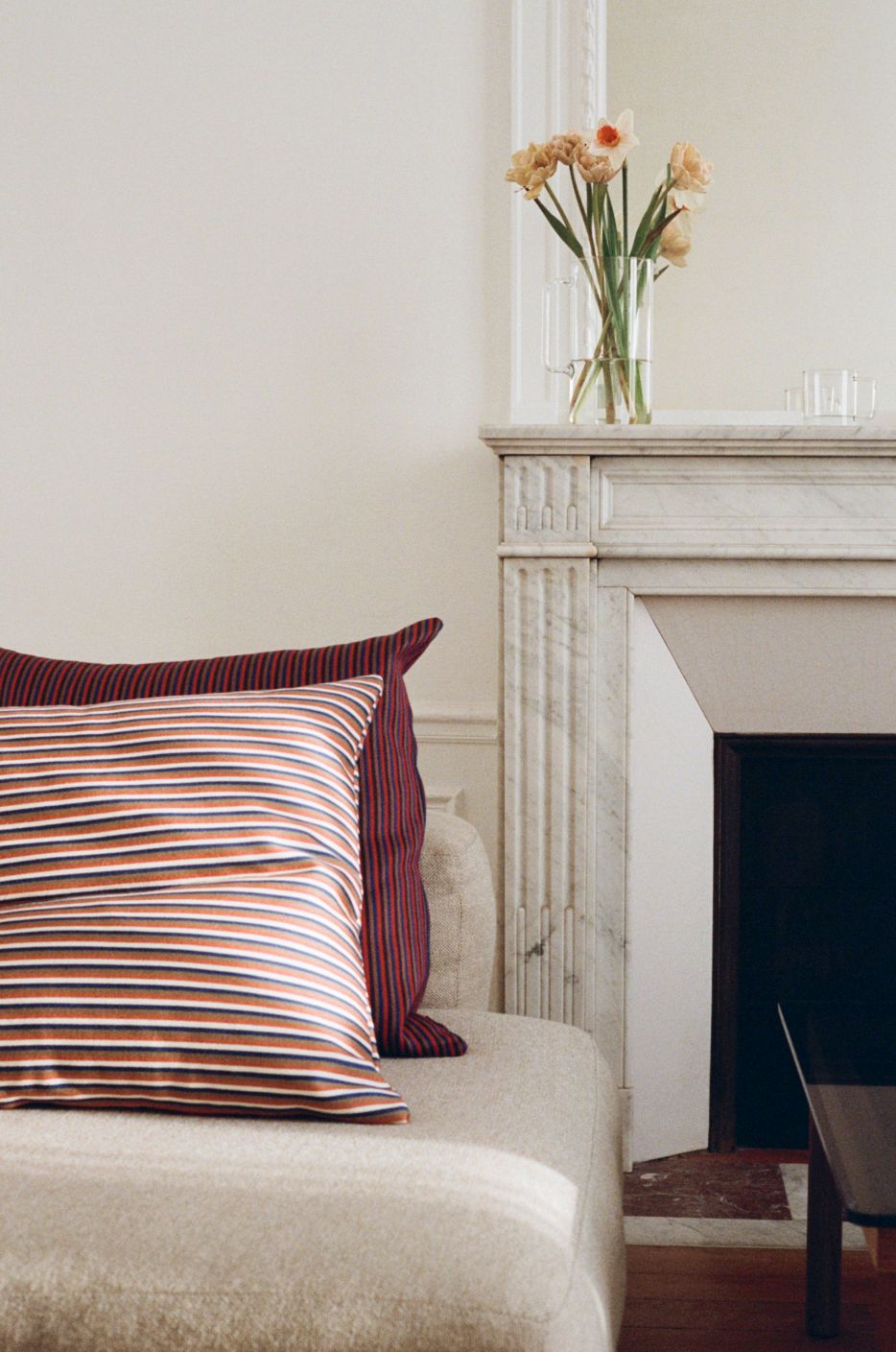 Gestreiftes Ribbon Cushion Kissen von Hay auf Sofa, dekoratives Wohnaccessoire für modernes Interieur.