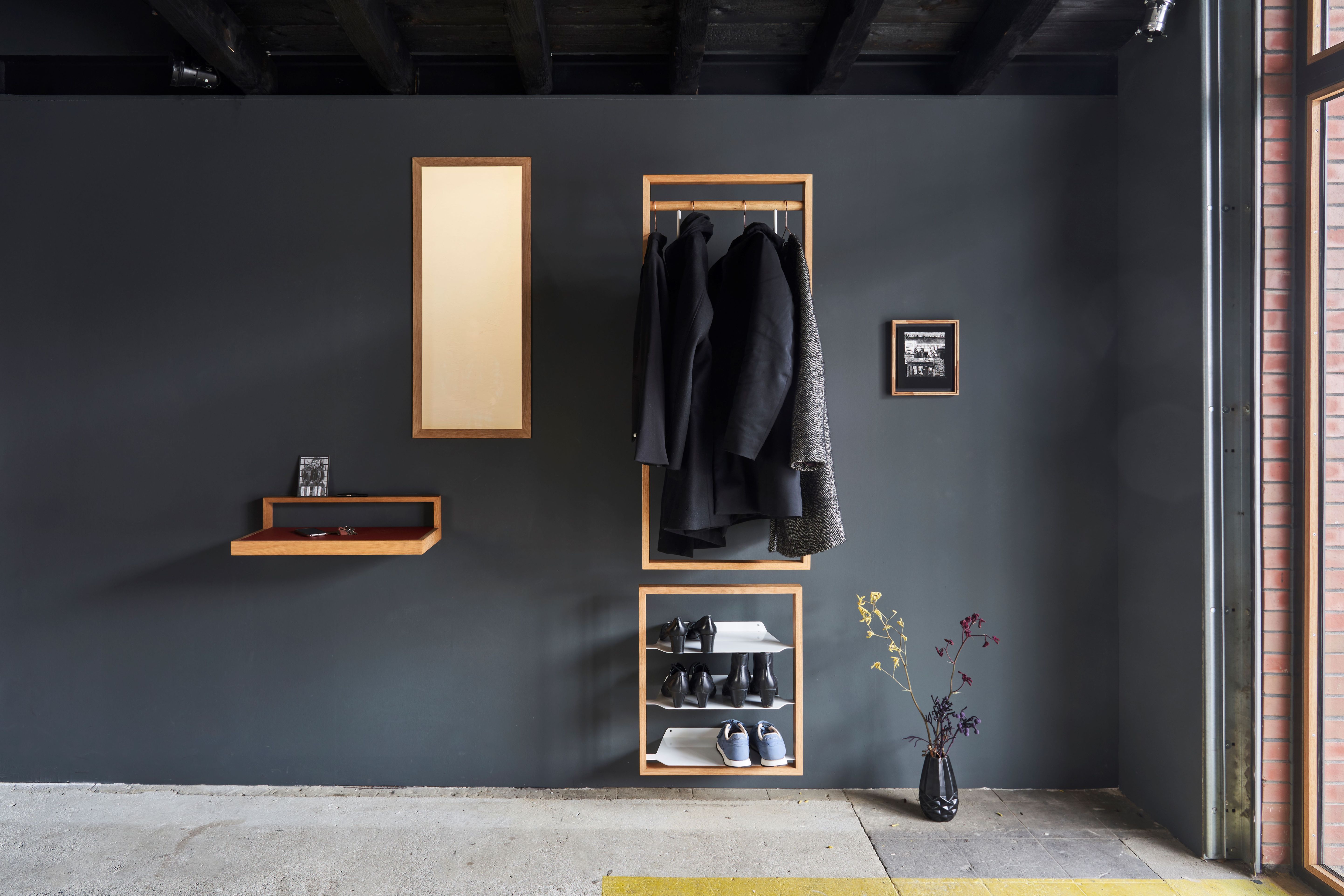 gardero-b Wandgarderobe: Helle Holzrahmen mit Spiegel, Ablage, Kleiderstange und Schuhregal an grauer Wand.