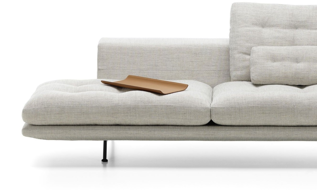 Nahaufnahme: Grand Sofa mit sandfarbenem Bezug und braunem Tablett. Vitra Designmöbel für Wohnzimmer.