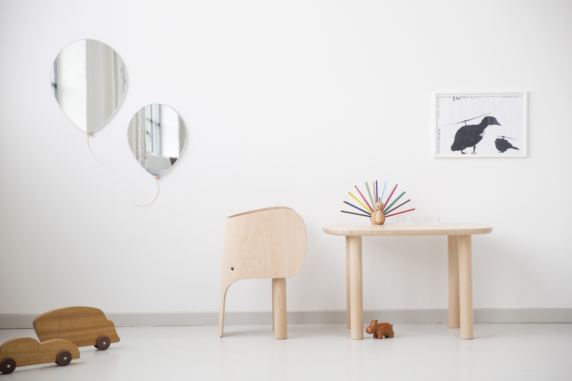 Kindertisch Elephant Table EO aus Holz mit passendem Stuhl und Spielzeug im Kinderzimmer.