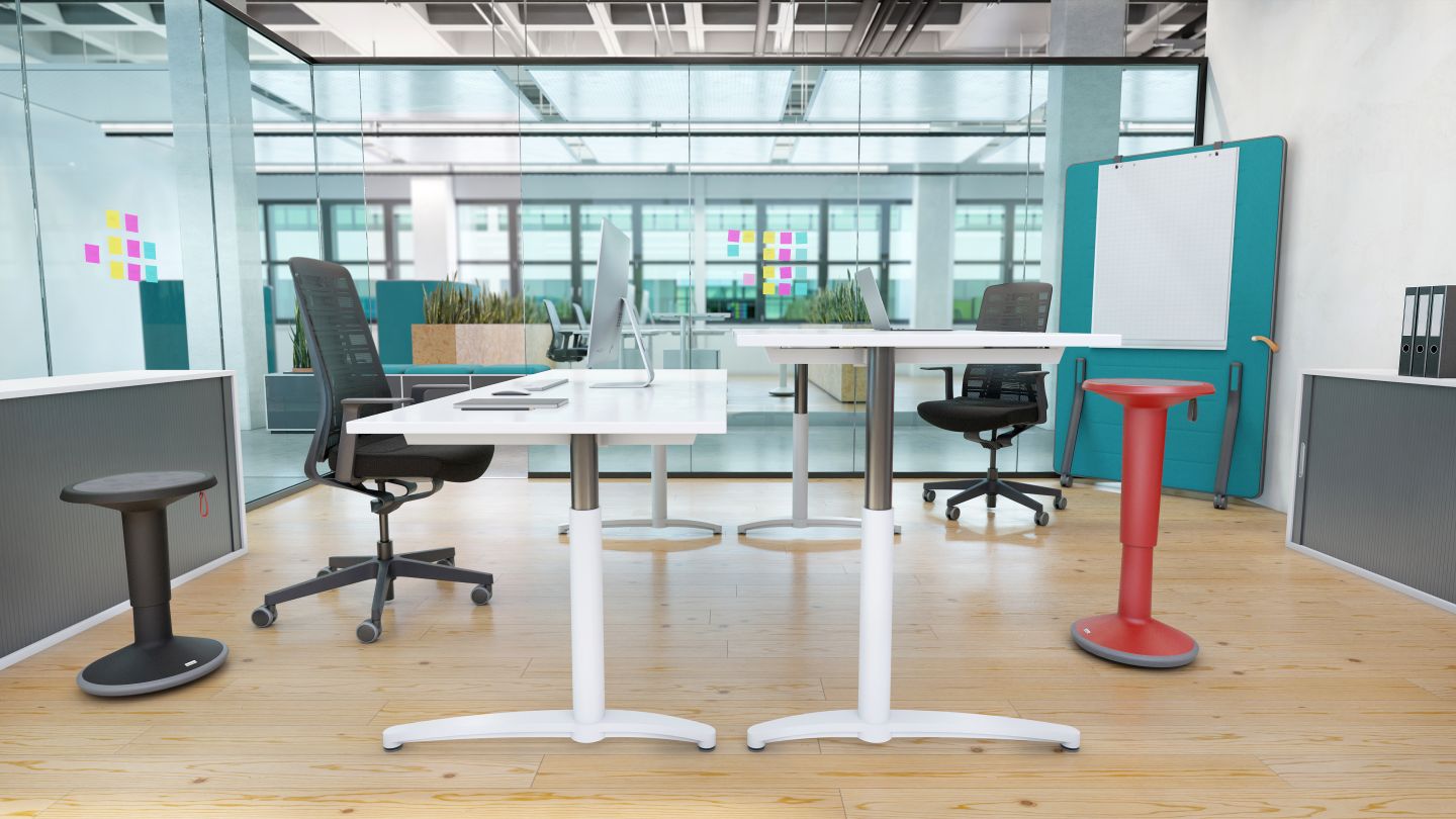 Interstuhl UPis1 Stehhocker in Zitronengelb im modernen Büro, ergonomischer Bürohocker für dynamisches Sitzen und Stehen.