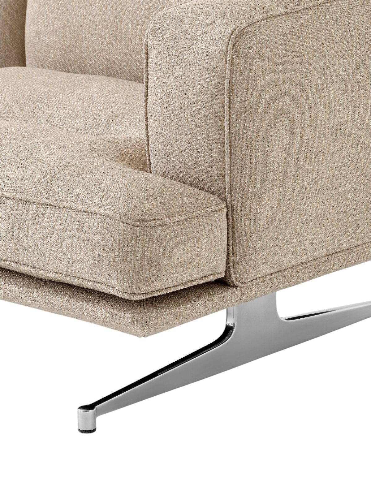 Detailaufnahme: AndTradition AV41 Sofa mit beigem Stoffbezug und verchromtem Metallfuß. Design Sofa.