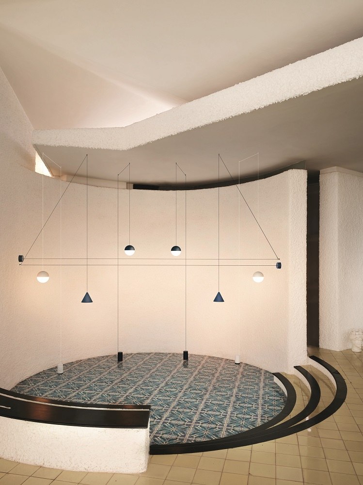 Innenaufnahme mit String Light von Flos, Zubehör zur Wand- und Deckenmontage in Weiß.