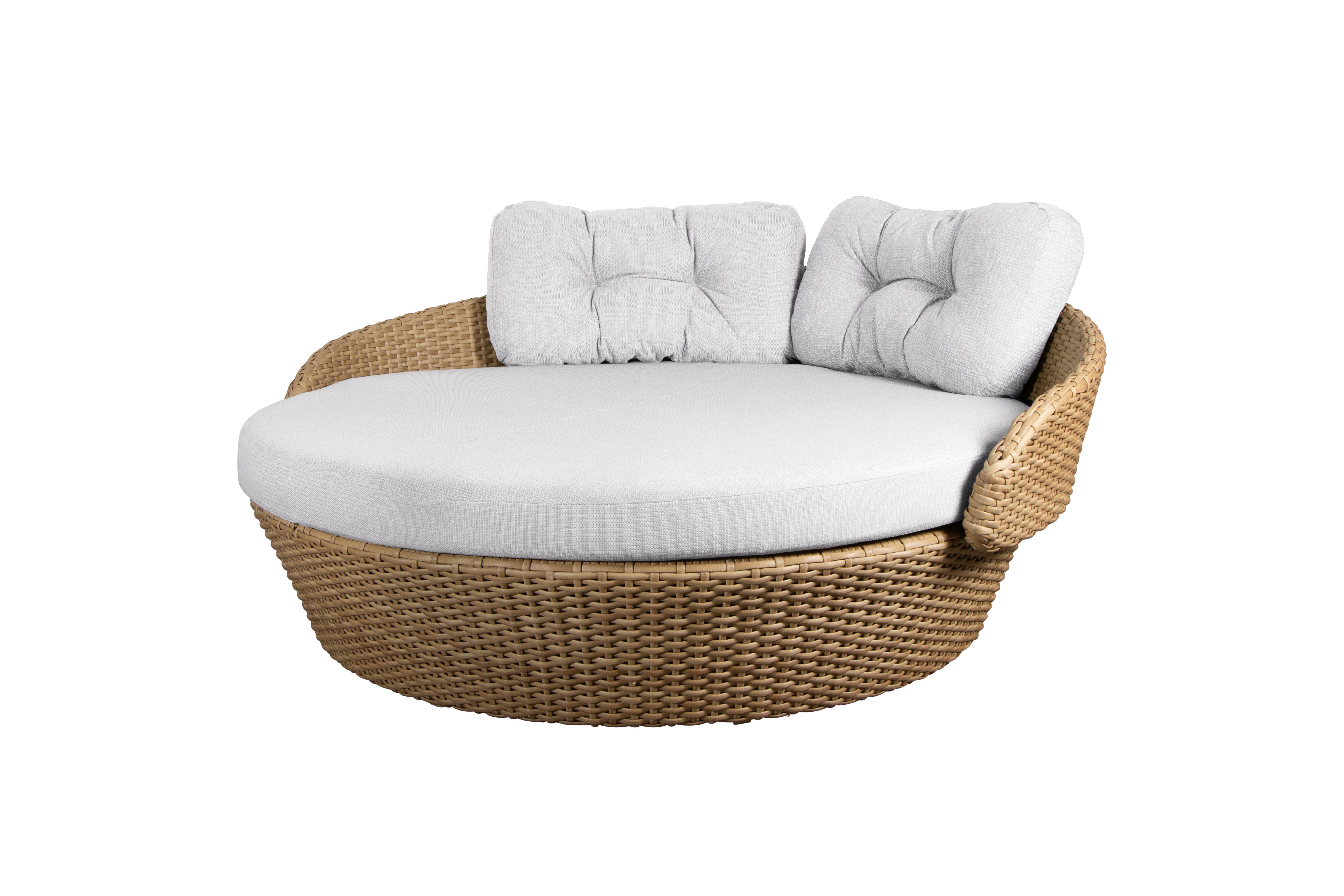 Ocean Daybed: Großes, rundes Outdoor-Daybed von Cane-Line aus Rattan mit weißen Kissen.