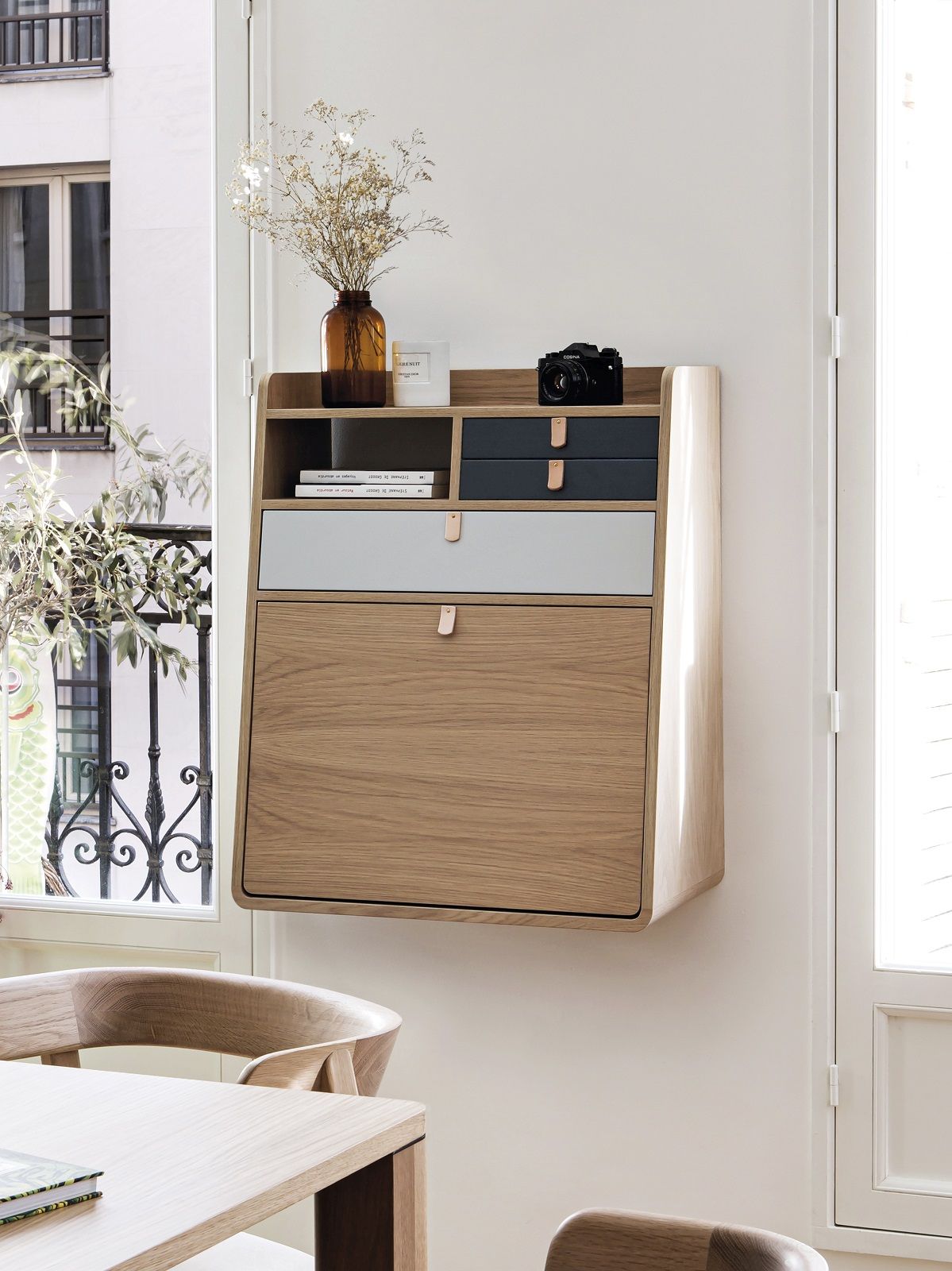 Gaston Wandsekretär aus Holz an weißer Wand mit Schubladen und Ablagefächern für Homeoffice.