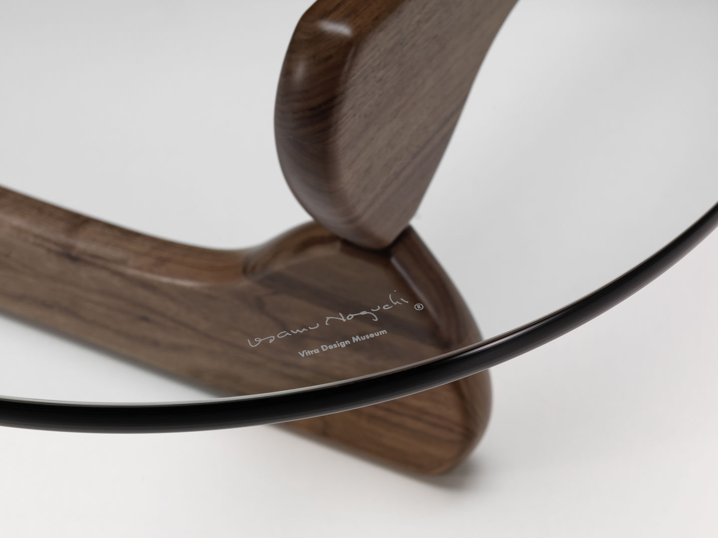 Noguchi Coffee Table Couchtisch Nussbaum Vitra