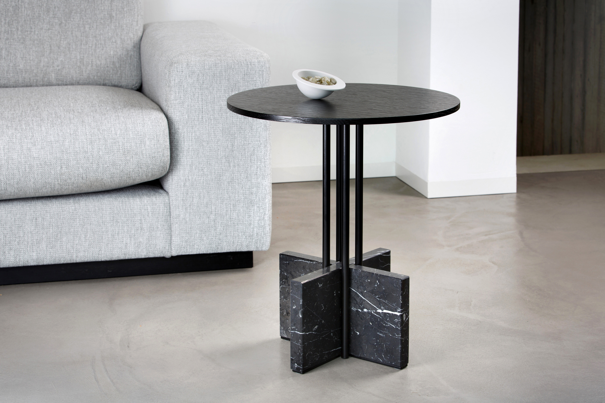 Gravity Table Beistelltisch: Hochwertiger, runder Beistelltisch mit schwarzer Tischplatte und Marmorfuß. Modernes Design.