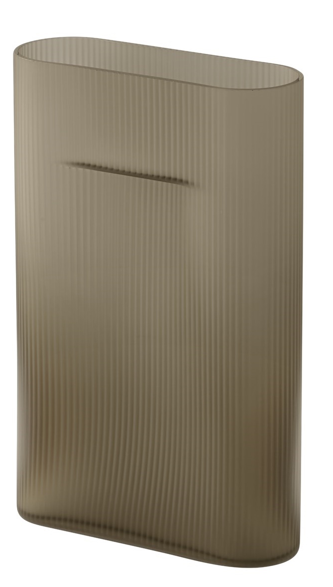 Milchglas Vase "Ridge" von Muuto in Taupe mit geriffelter Oberfläche und schmalem Schlitz.
