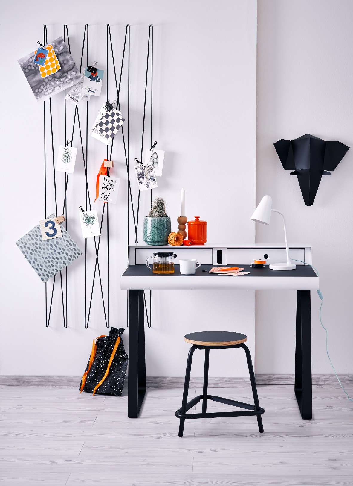 PS10 Sekretär von Müller Möbelfabrikation, moderner Schreibtisch mit Stauraum, schwarzem Gestell und weißer Arbeitsfläche.