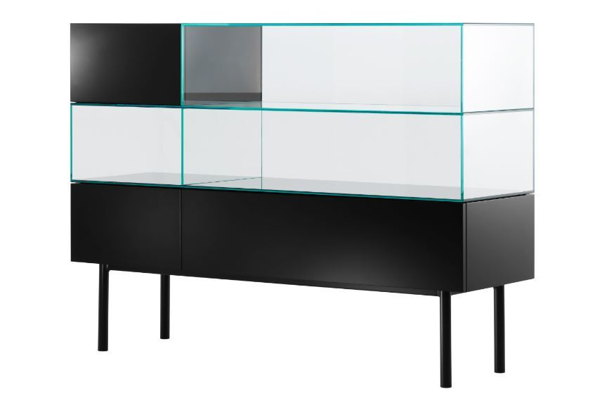 Tecta Vitrine S4 mit Glasfronten und schwarzen Elementen, modernes Design für Wohnzimmer oder Büro.