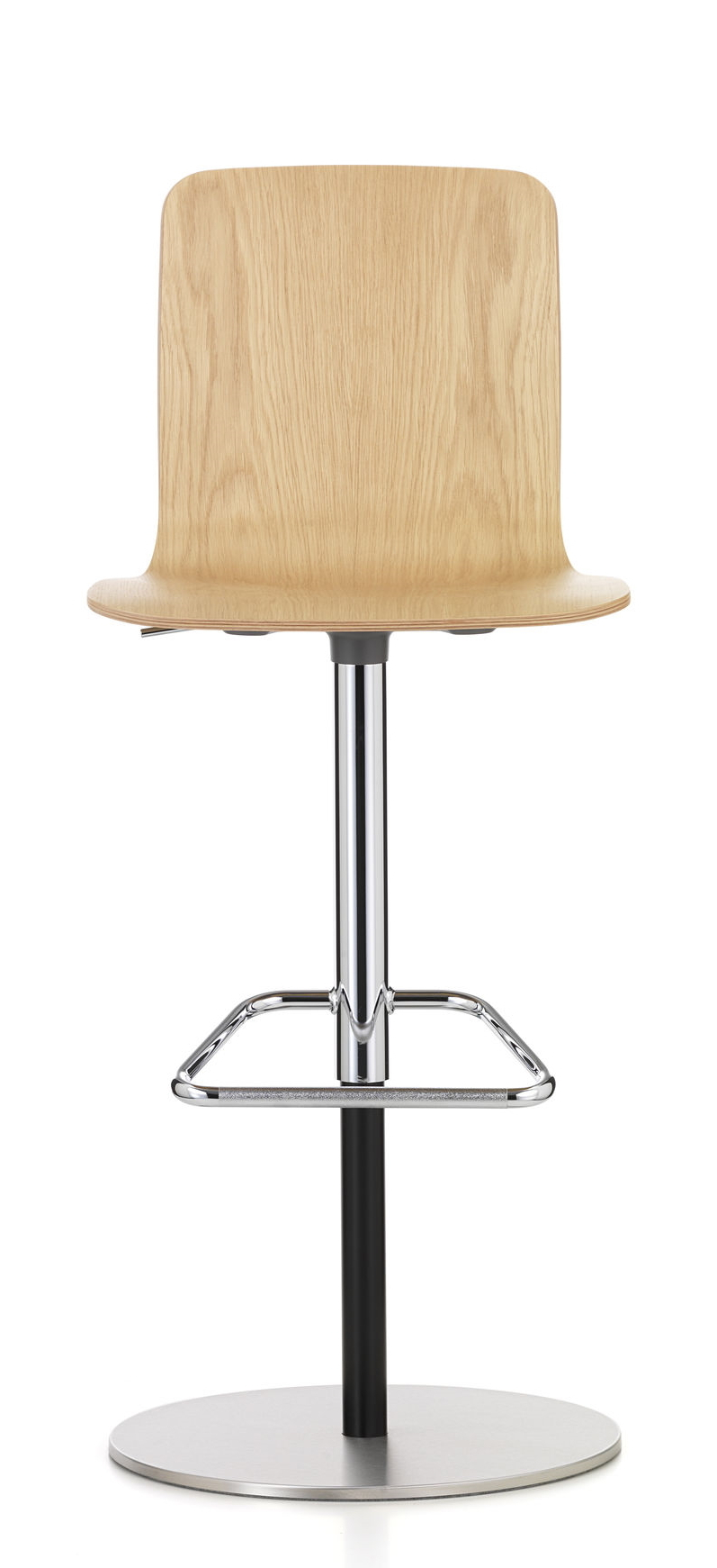 Vitra Hal Ply Barstool: Barhocker mit Holzschale, Chromfuß und Fußstütze, Frontansicht.