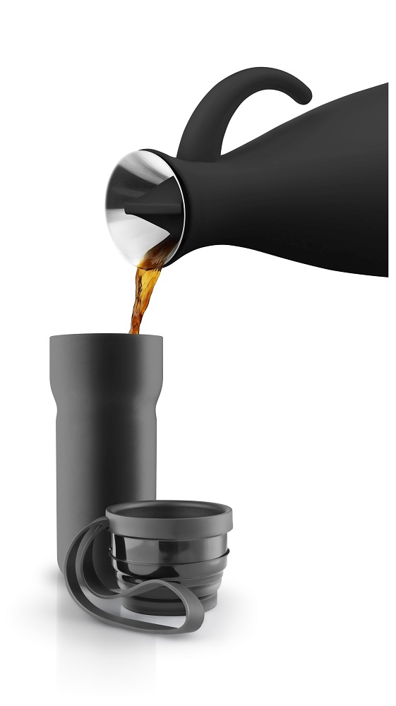 Schwarzer Eva Solo Thermobecher: Kaffee wird in den Becher gegossen, Deckel daneben.