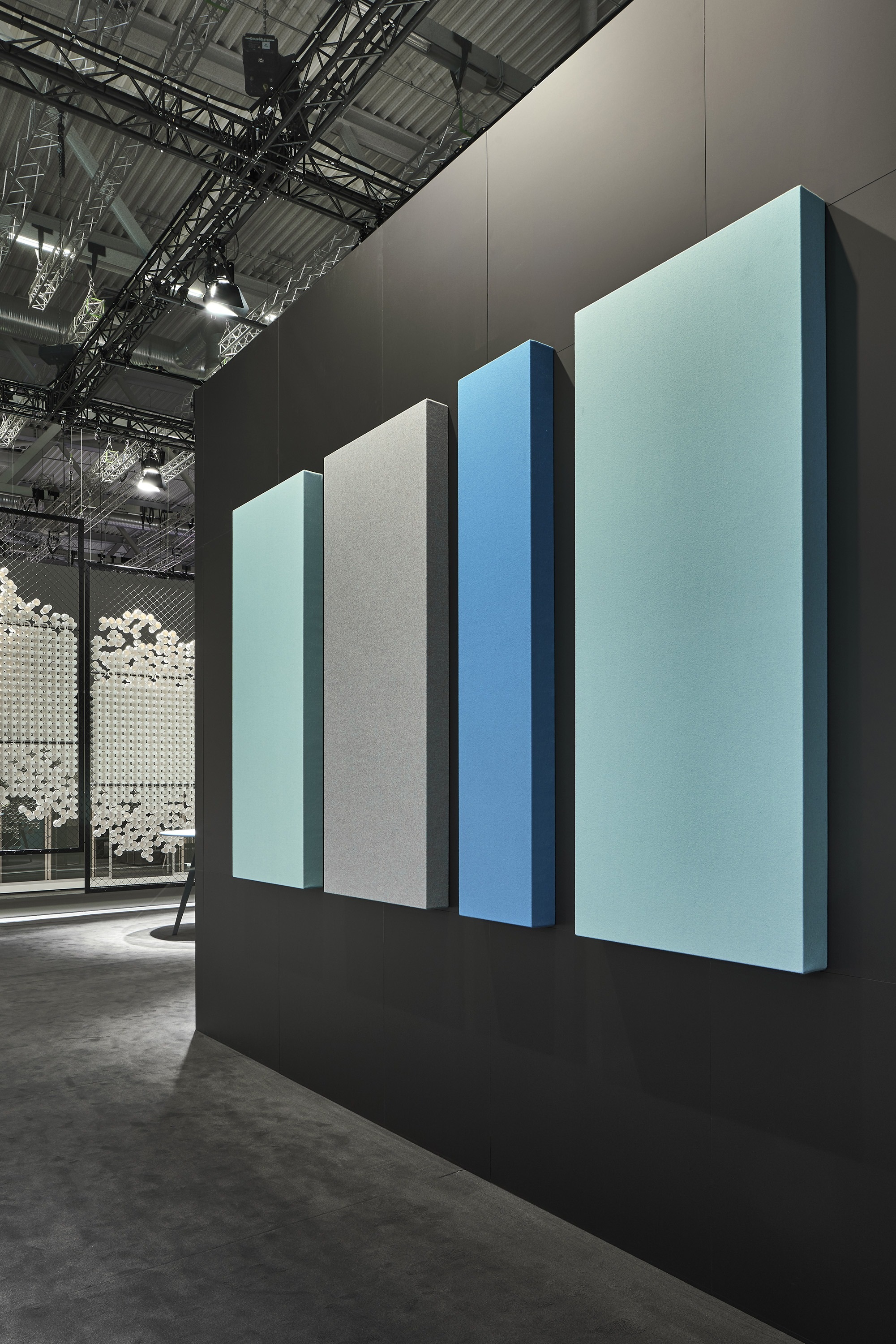 Palmberg Akustikpaneele Terio Plus in verschiedenen Farben an einer Wand zur Schallabsorption im Büro.