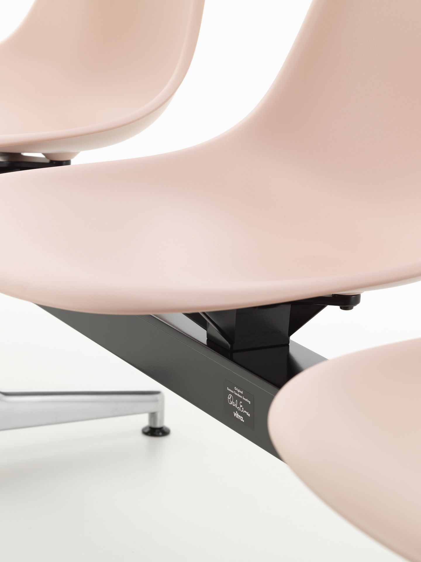 Eames Plastic Side Chair RE auf Traverse Vitra