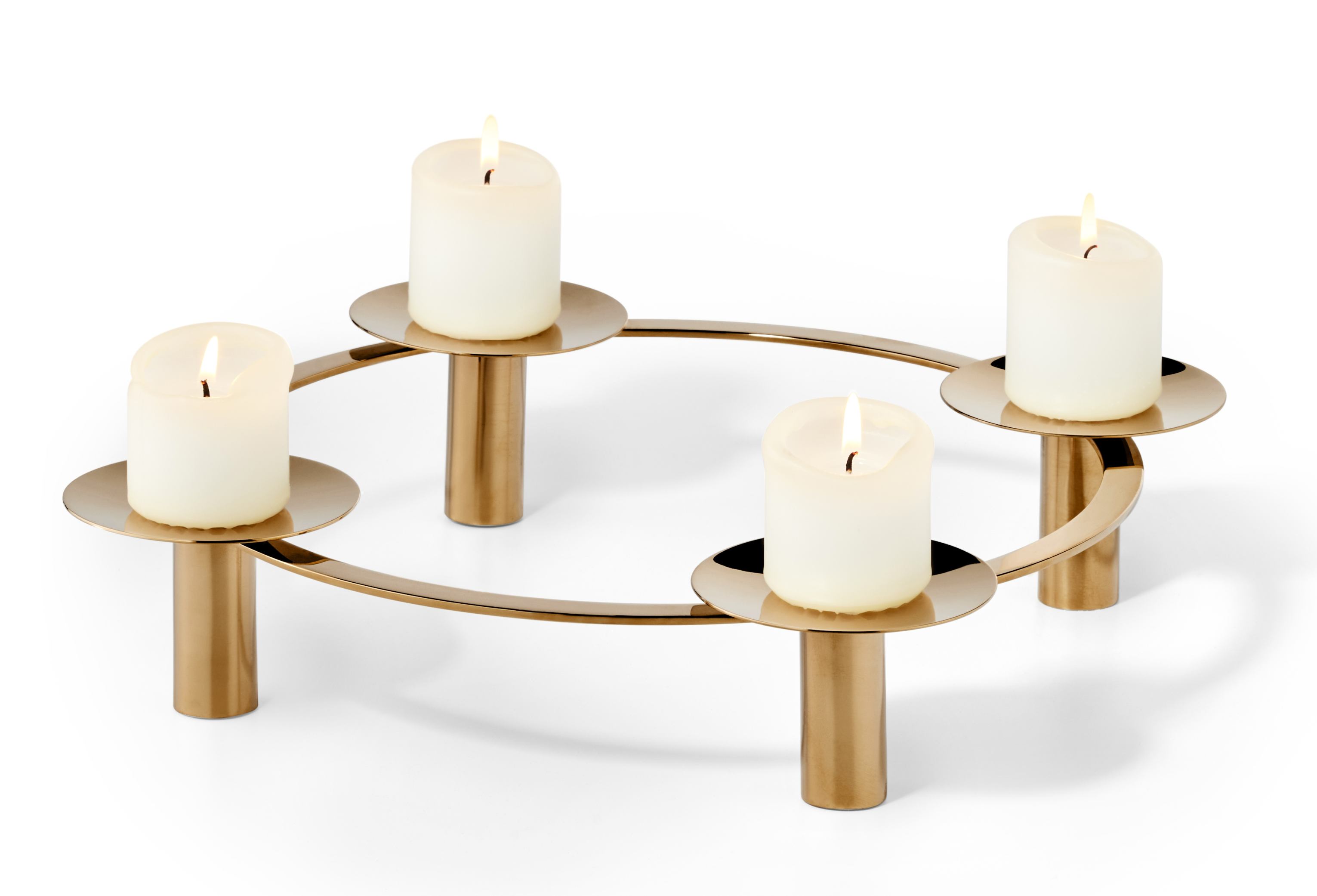 La Serena Adventskranz von Philippi aus goldfarbenem Metall mit vier brennenden, weißen Kerzen.