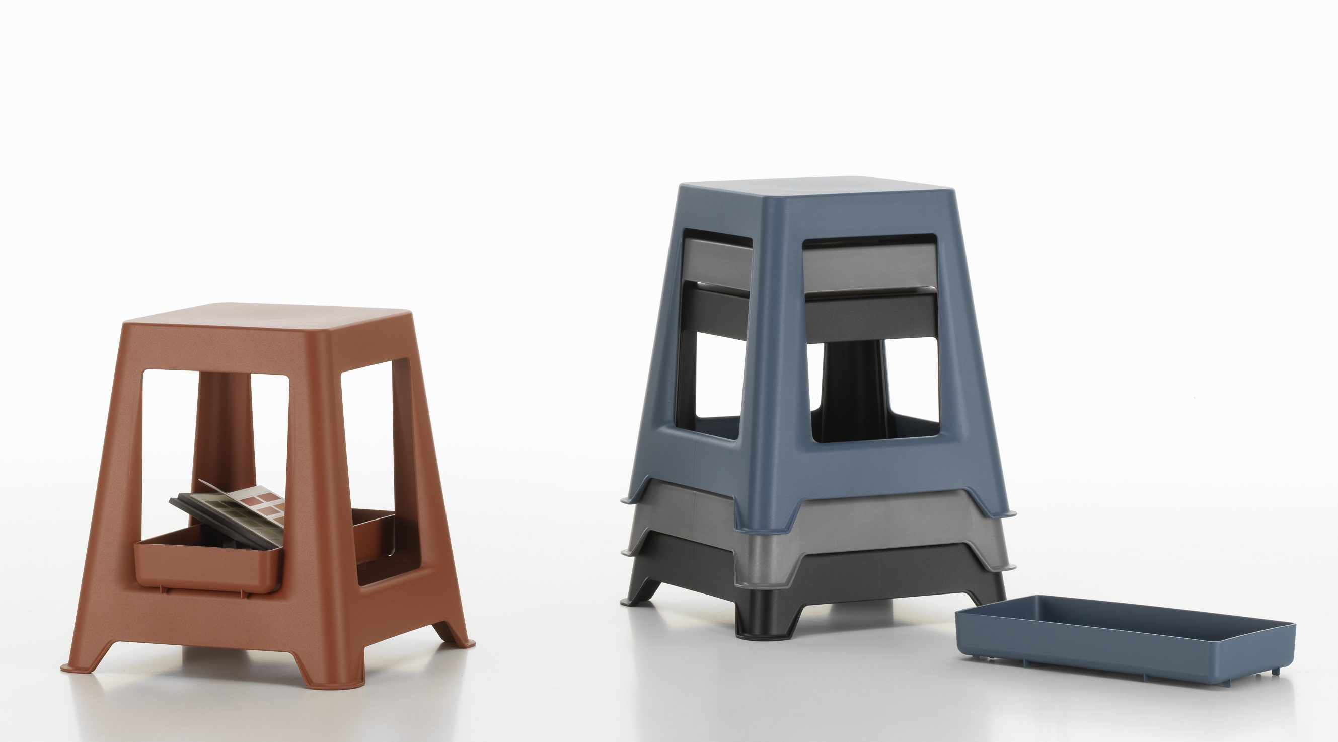 Chap Hocker von Vitra, Basic dark und braun, mit Ablagefach, gestapelt. Moderner Kunststoffhocker.