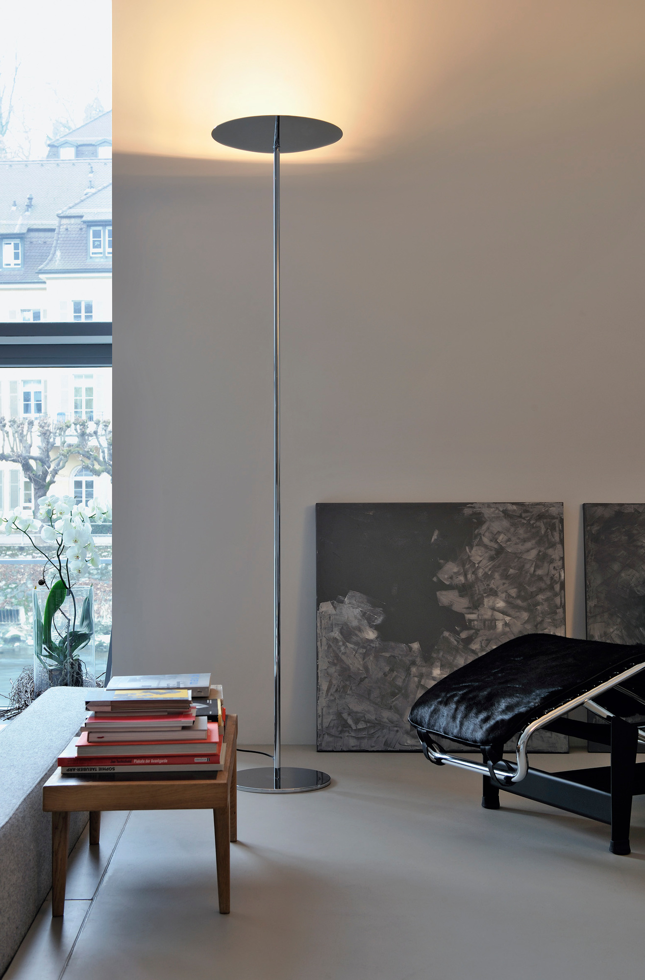 Elegante Belux LED Stehleuchte in Schwarz, modernes Design für Wohnzimmer und Büro.