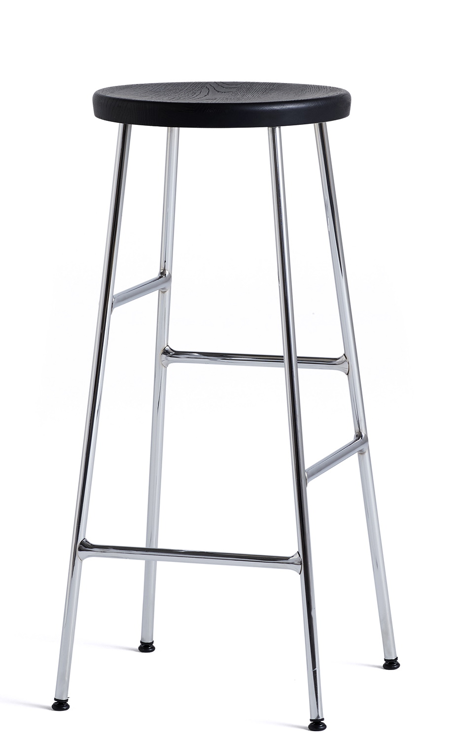 Cornet Bar Stool von Hay: Hoher Barhocker mit verchromtem Stahlgestell und schwarzer Eichenholz-Sitzfläche.
