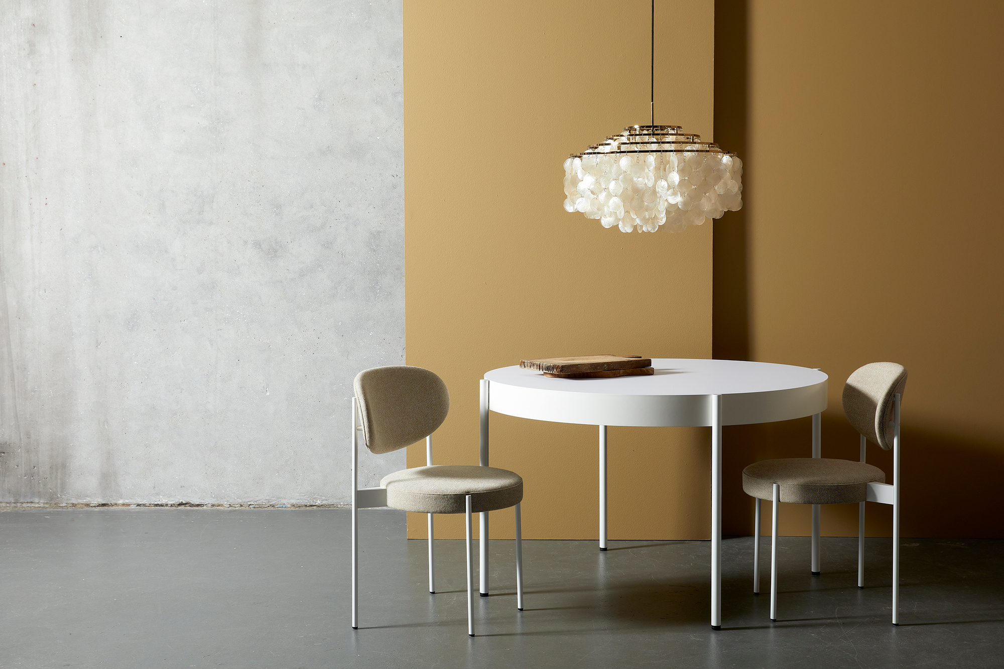 Weißer, runder Verpan Tisch Series 430 mit Stühlen und einer Muschellampe in einem modernen Interieur.