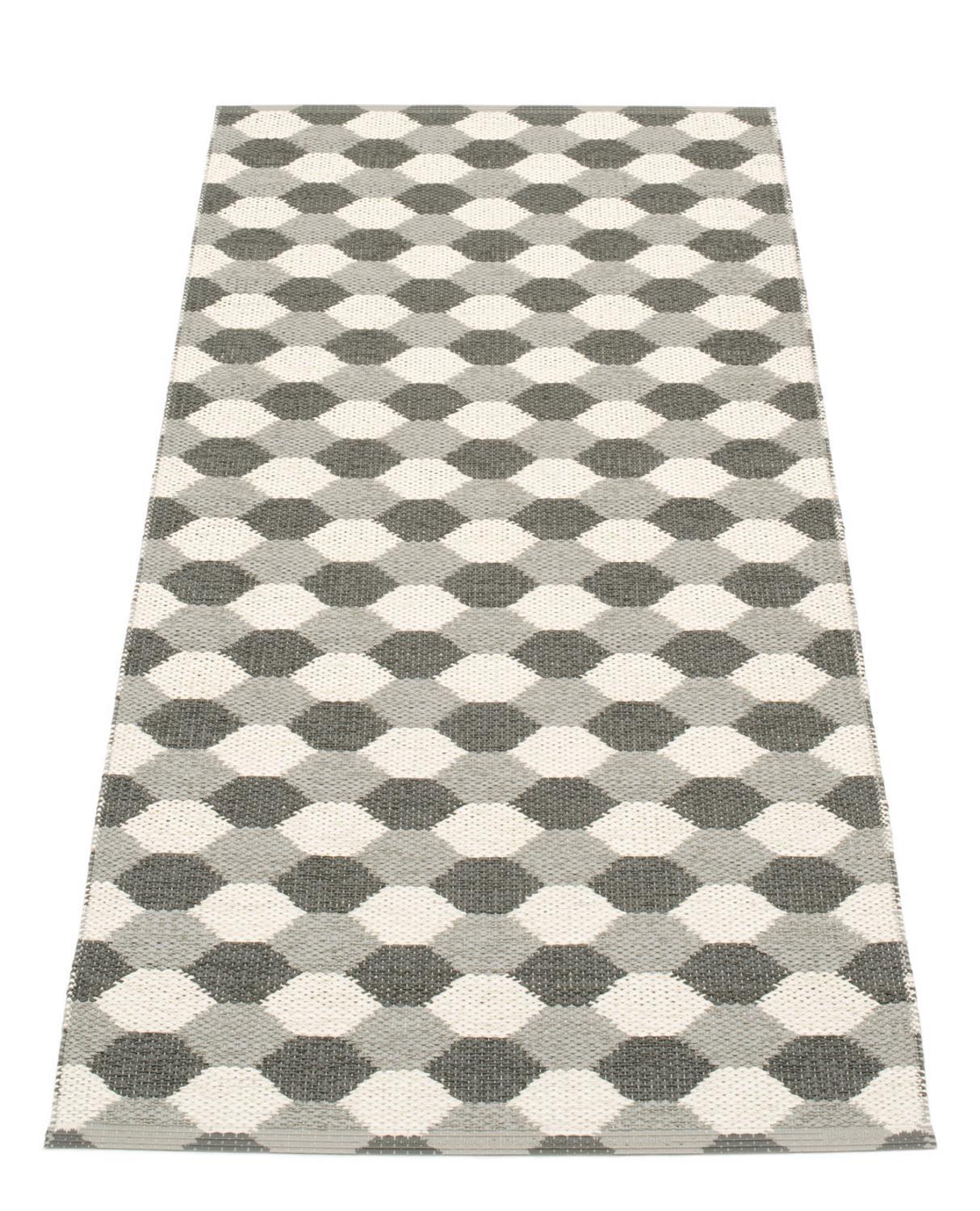 Dana Kunststoffteppich 70x160 in warmem Grau von Pappelina mit grafischem Muster. Robuster Teppich für Innen und Außen.