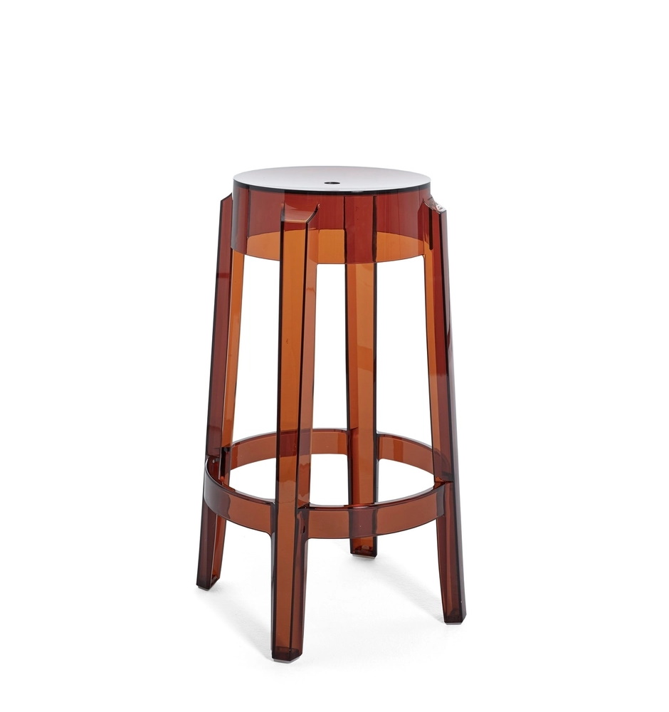 Brauner Kartell Hocker "Charles Ghost" aus transparentem Kunststoff, ideal für Küche und Bar.