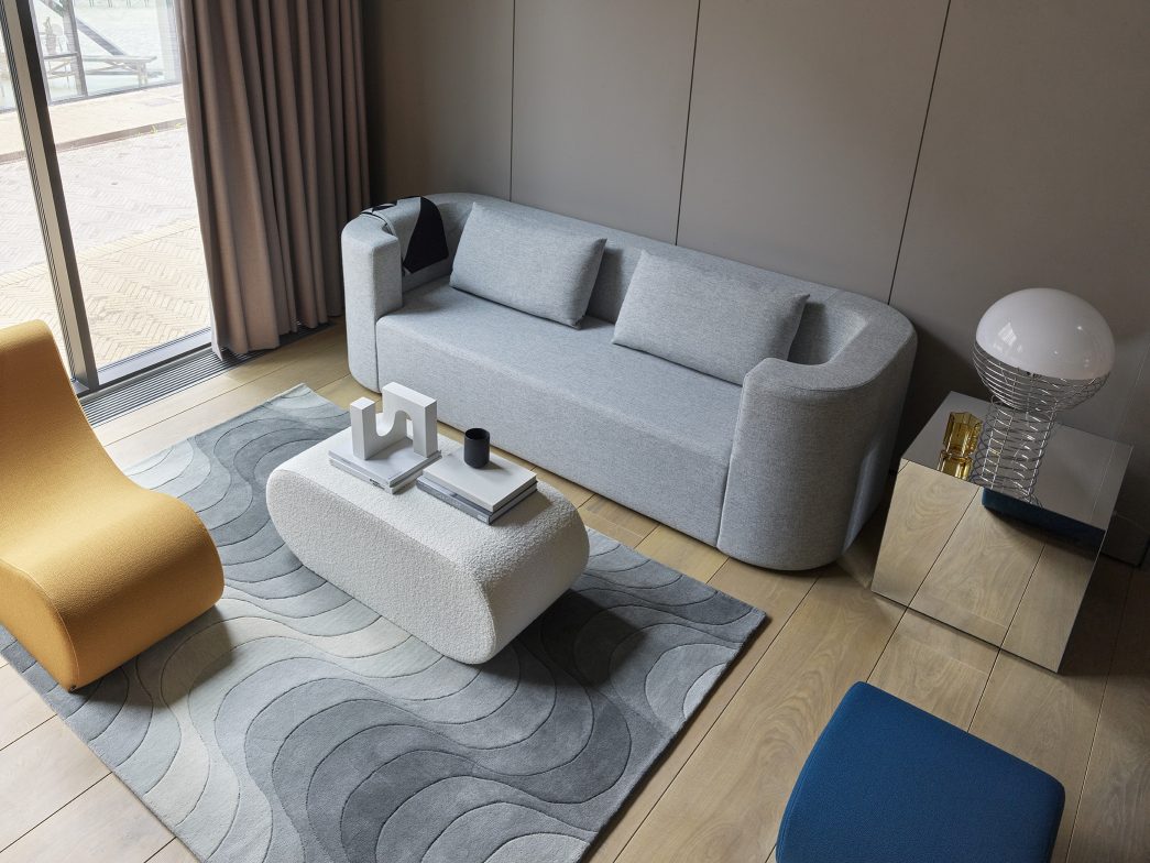 VP168 Verpan 3-Sitzer Sofa in Grau, kombiniert mit modernem Teppich, Tisch und Stuhl.