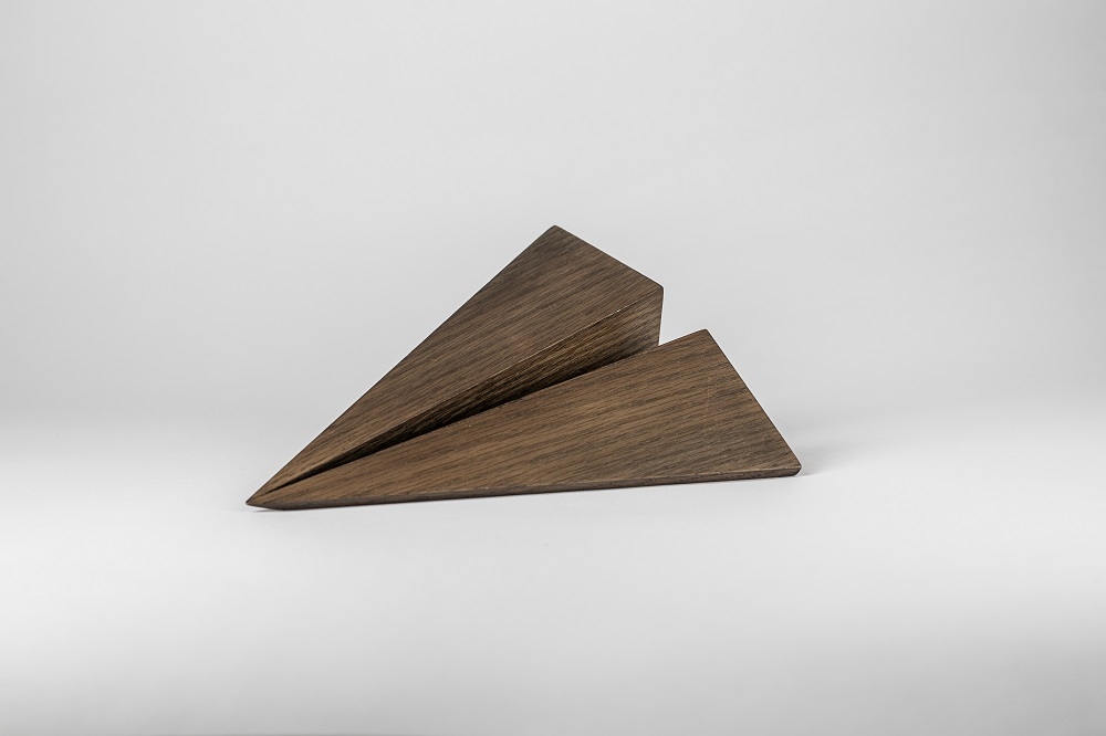 Maverick Paperplane Holzfigur Papierflugzeug Boyhood groß Eiche geräuchert EINZELSTÜCK