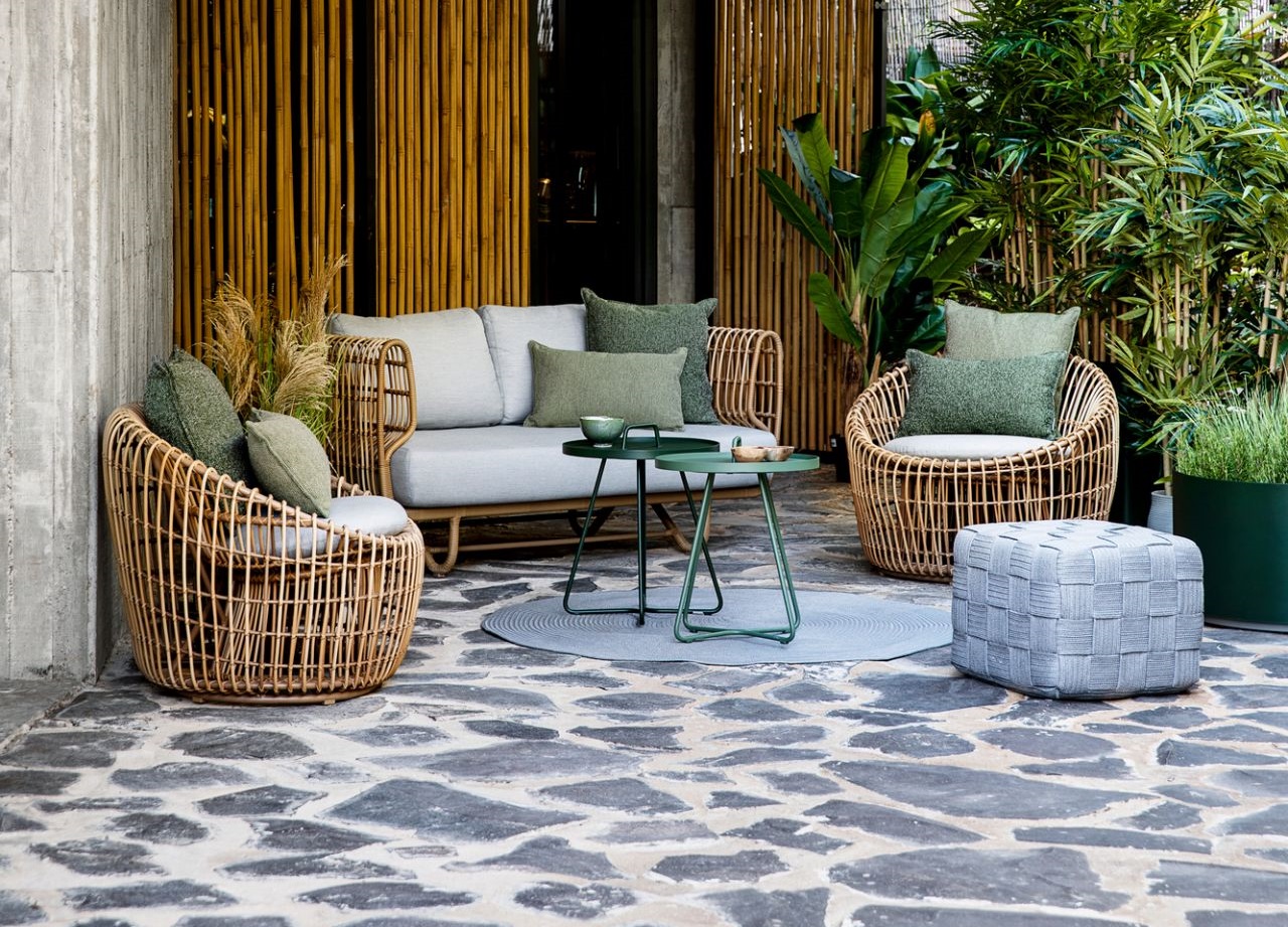Gartenmöbel Set aus Rattan mit Sofa, Sessel, Tisch und Hocker für Terrasse und Balkon.