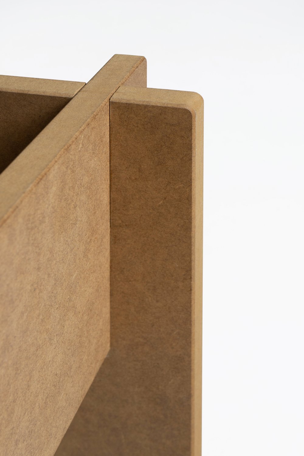 Detailaufnahme vom Moormann Siebenschläfer Bett Kopfteil aus MDF Natur, minimalistisches Design für Schlafzimmer.